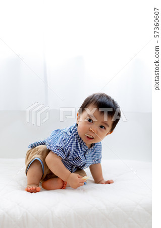 1歲的嬰兒男孩 57360607