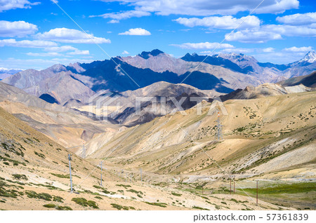 Beautiful mountain view of Srinagar - Leh road  57361839