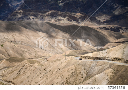 Beautiful mountain view of Srinagar - Leh road  57361856