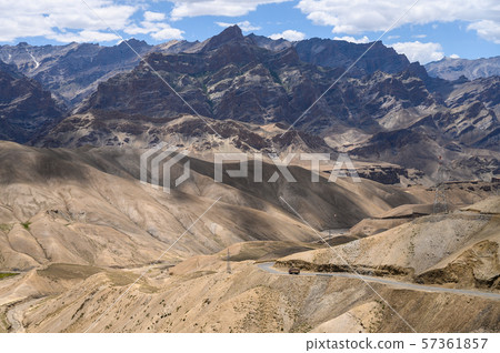 Beautiful mountain view of Srinagar - Leh road  57361857