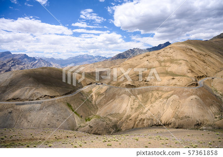 Beautiful mountain view of Srinagar - Leh road  57361858