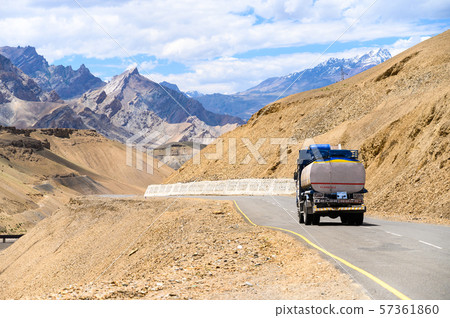 Beautiful mountain view of Srinagar - Leh road  57361860