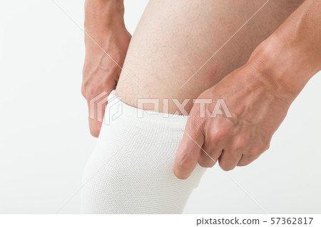 男性膝蓋支持者 57362817