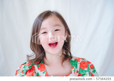 女孩快樂純潔 57364205