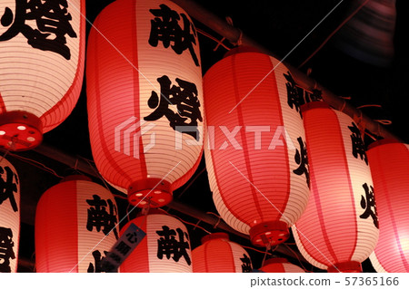 Lantern festival where many lanterns shine in the summer night sky 57365166