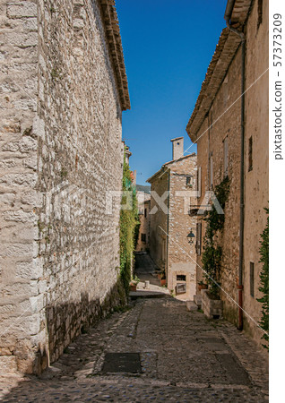 Stone house with shop and bindweed in Saint-Paul-de-Vence Stone house with shop and bindweed in Saint-Paul-de-Vence 57373209