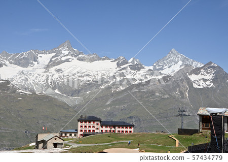 在Riffelberg車站前，Riffelberg酒店後面是Zinal Rothorn和Weisshorn的山脈。 57434779