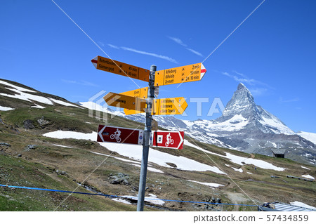 Riffelberg駐地供徒步旅行的小道與馬塔角的標誌背景 57434859