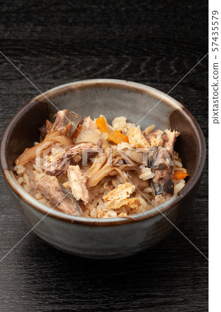 煮熟的米飯使用罐裝水 煮熟的米飯使用罐裝水 57435579