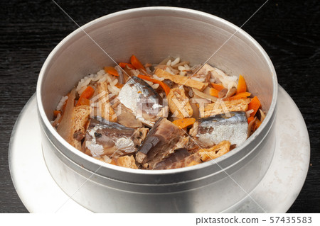 煮熟的米飯使用罐裝水 煮熟的米飯使用罐裝水 57435583