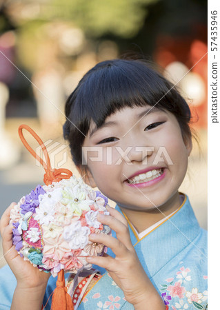 一件和服的一個女孩有球花束的。 一件和服的一個女孩有球花束的。 57435946