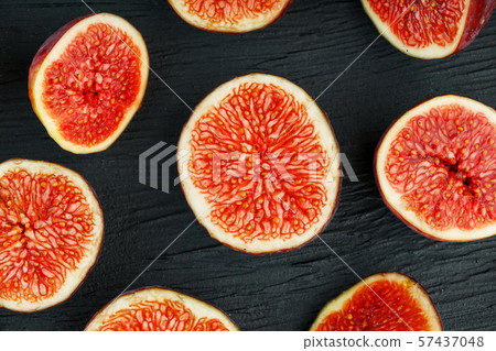 Ripe Figs. Creative diagram of chopped figs on a Ripe Figs. Creative diagram of chopped figs on a 57437048