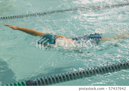 游泳 水池 女生 57437642