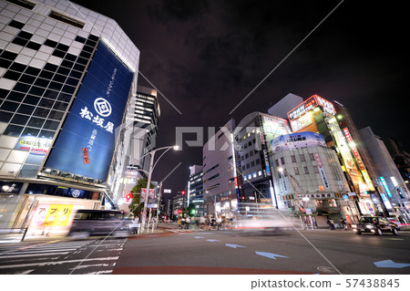 俯瞰日本東京都市風景的上野Hirokoji的交叉點(夜景) 俯瞰日本東京都市風景的上野Hirokoji的交叉點(夜景) 57438845
