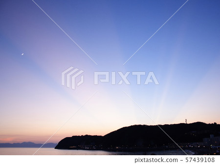 美好的日落 夜 海 半島 天空 新月形月亮 照片素材 圖片 圖庫