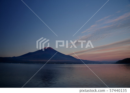來自山中湖的深秋富士山 來自山中湖的深秋富士山 57440135