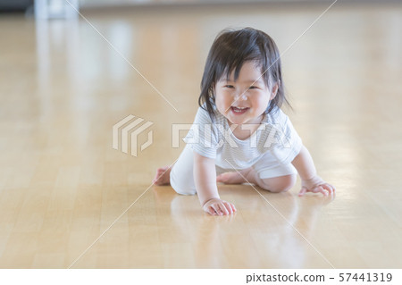 幼兒 爬行 女生 57441319