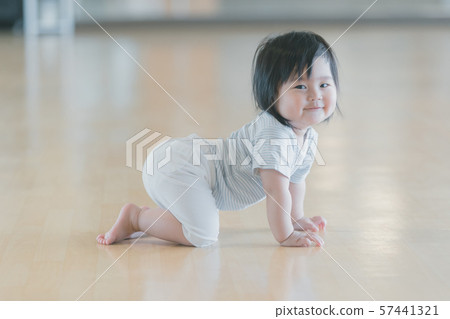 crawl, person, girl 57441321