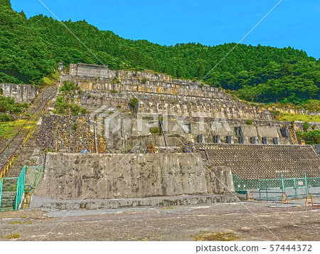 Kaminohata採礦場所的遺骸的例證例證 57444372