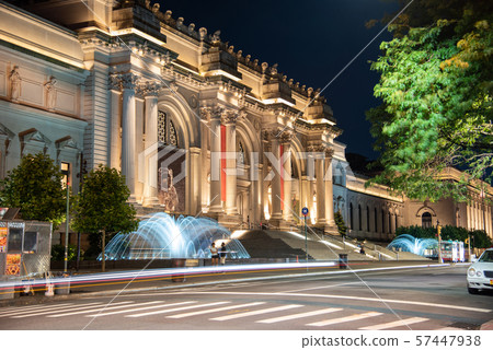 Water in movement in front of the MET 57447938