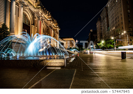 Water in movement in front of the MET 57447945