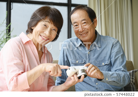 Senior lifestyle couple / couple / camera 57448022