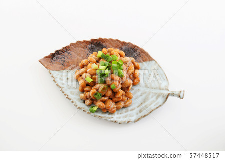 納豆放入一個小盤子裡 納豆放入一個小盤子裡 57448517