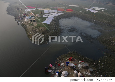 做在亞穆納河的人們洗衣店在阿格拉，印度 57448776