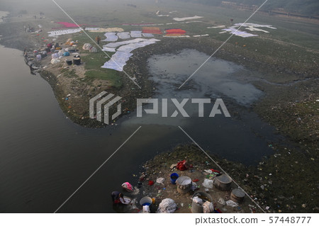 做在亞穆納河的人們洗衣店在阿格拉，印度 57448777