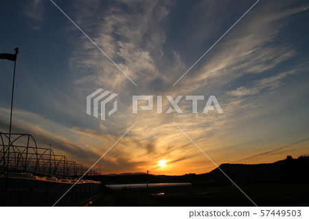 Setting sun Setting sun 57449503