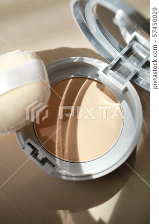 Powder foundation in a compact case 57450029