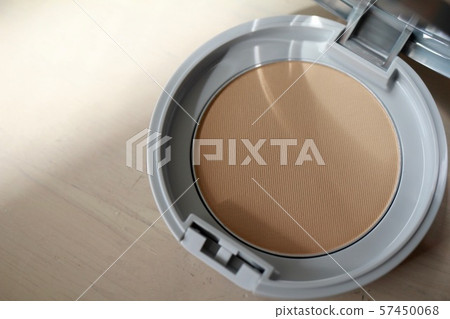 粉底盒裝在緊湊的盒子裡 57450068