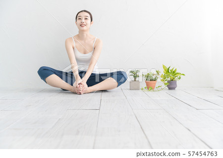 伸展和做體操的女性 伸展和做體操的女性 57454763
