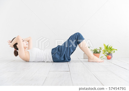 婦女做肌肉訓練 婦女做肌肉訓練 57454791