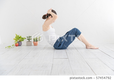 婦女做肌肉訓練 婦女做肌肉訓練 57454792