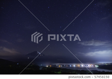 (山梨縣)從山中湖全景觀看滿天星斗的天空和富士山 (山梨縣)從山中湖全景觀看滿天星斗的天空和富士山 57458150
