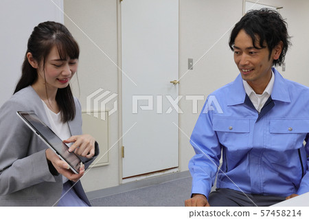 設計師和工程師之間的會面1 57458214