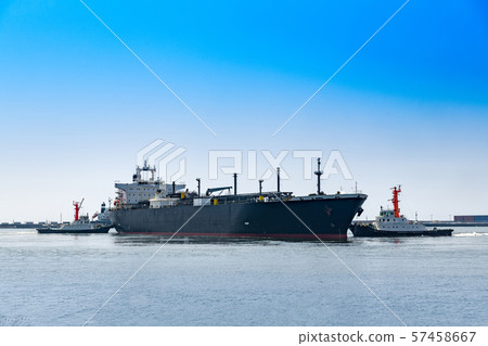 一艘貨船離開港口和拖船工作,以移除拖船 一艘貨船離開港口和拖船工作,以移除拖船 57458667