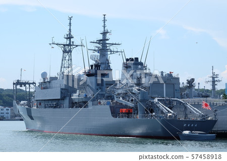 以掃雷艇Uraga和海洋觀察船命名，停泊在橫須賀基地 57458918