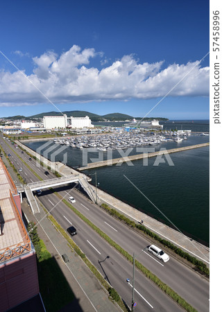 Photographing the scenery of the bay area in Otaru, Hokkaido 57458996