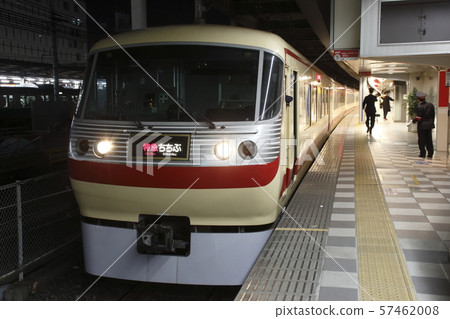 西武特快秩父號（經典彩色）在池袋站下車 57462008