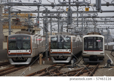 Subway Fukutoshin Line 10000 series with Seibu Ikebukuro Line 57463116