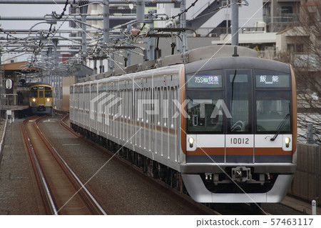 Subway Fukutoshin Line 10000 series (F liner) directly connected to Seibu Ikebukuro Line 57463117