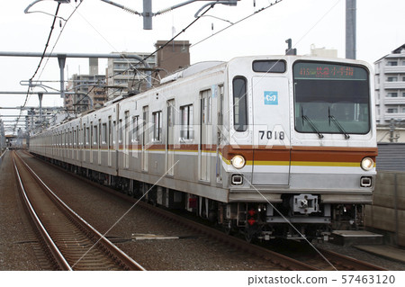 Subway Fukutoshin Line 7000 series (F liner) directly connected to Seibu Ikebukuro Line 57463120