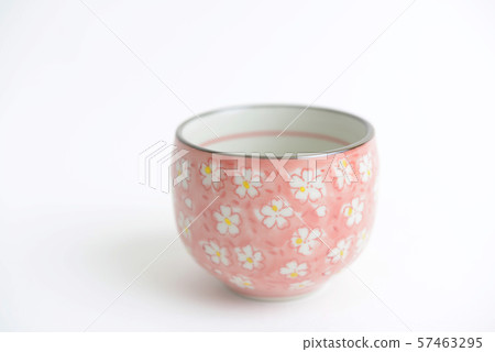 時尚的茶杯 57463295