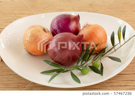 Olives and onions 57467286