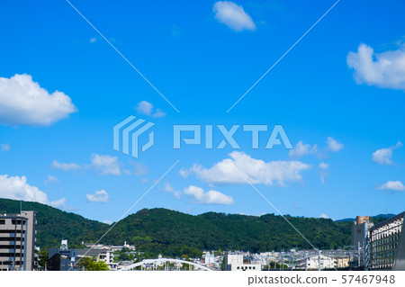 藍天雲彩京都市背景材料拷貝空間 藍天雲彩京都市背景材料拷貝空間 57467948