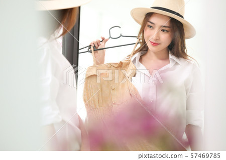 Women Shopping 57469785