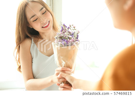 Couple surprise flower Couple surprise flower 57469815