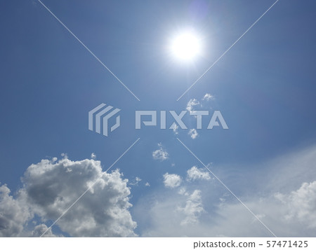 新鮮的秋天天空 57471425